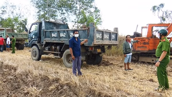 Bắt quả tang các đối tượng khai thác đất trái phép