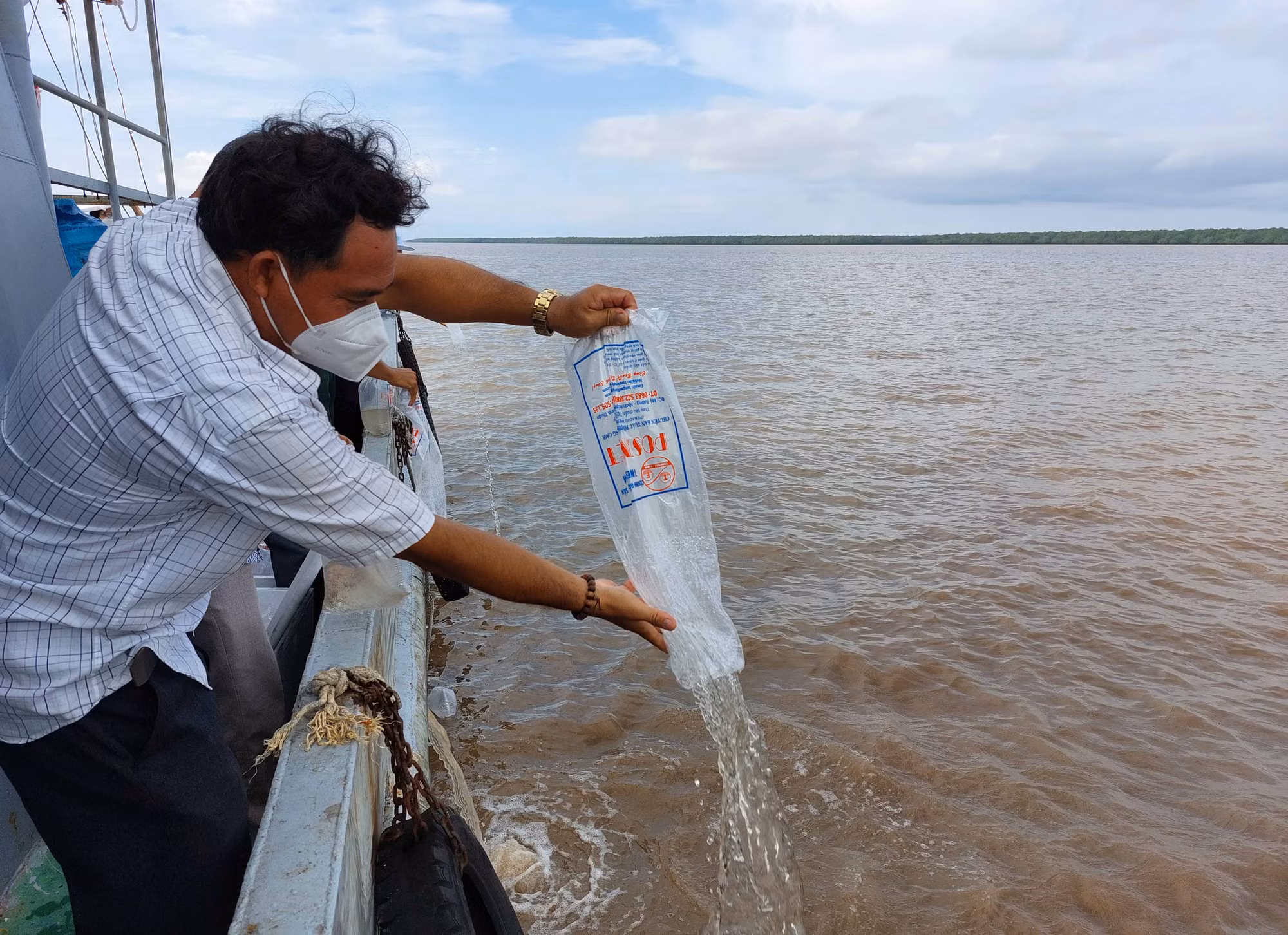 Thả 4,3 triệu tôm, cua giống ra biển -1