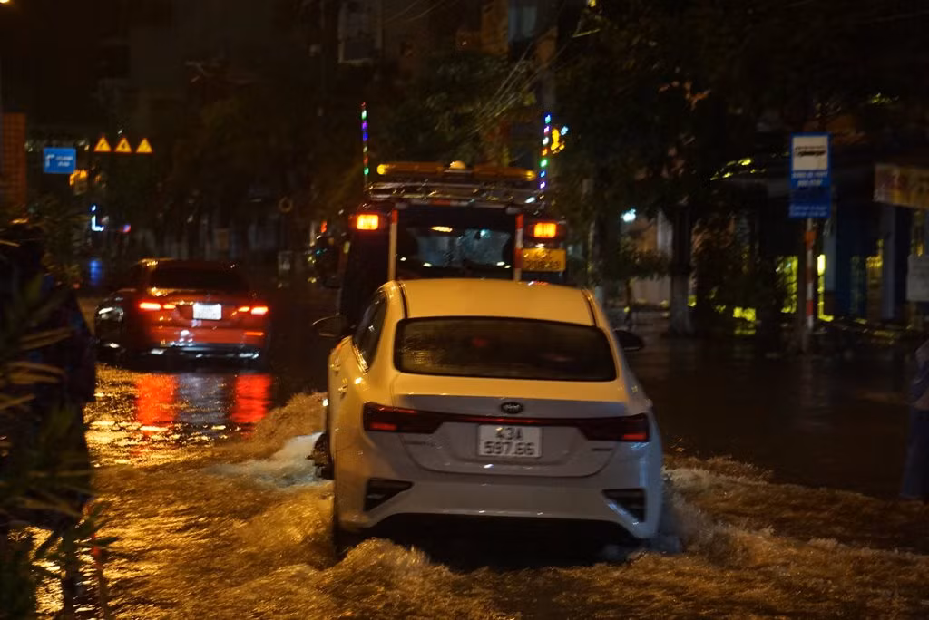 Đà Nẵng: Nhiều tuyến đường ngập sâu trong đêm sau trận mưa lớn -3