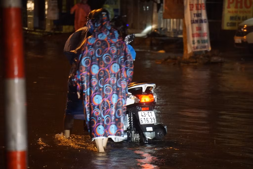 Đà Nẵng: Nhiều tuyến đường ngập sâu trong đêm sau trận mưa lớn -2