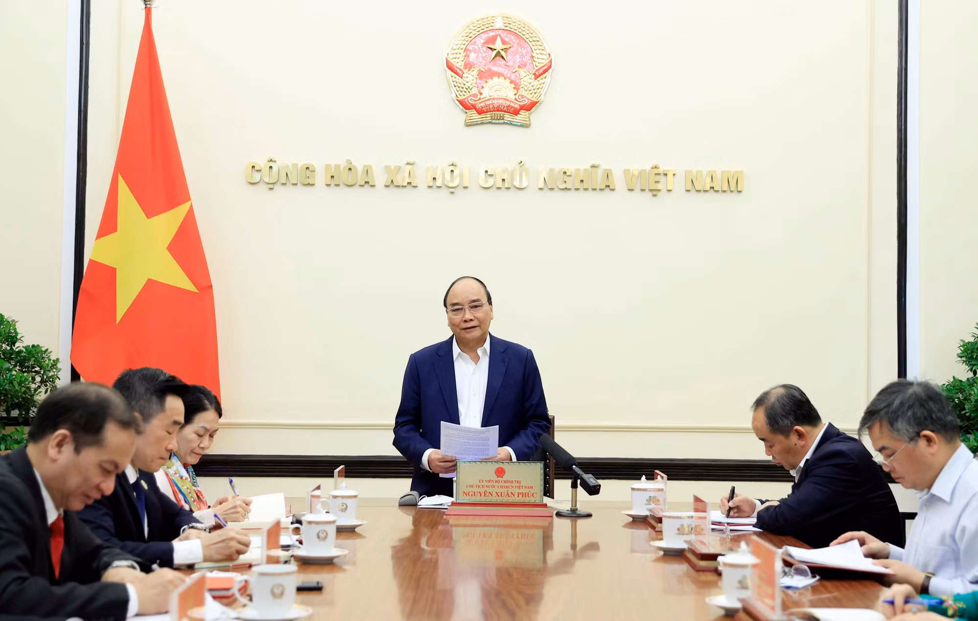 vna_potal_chu_tich_nuoc_nguyen_xuan_phuc_lam_viec_voi_trung_uong_hoi_chu_thap_do_viet_nam_6037020.jpg -0