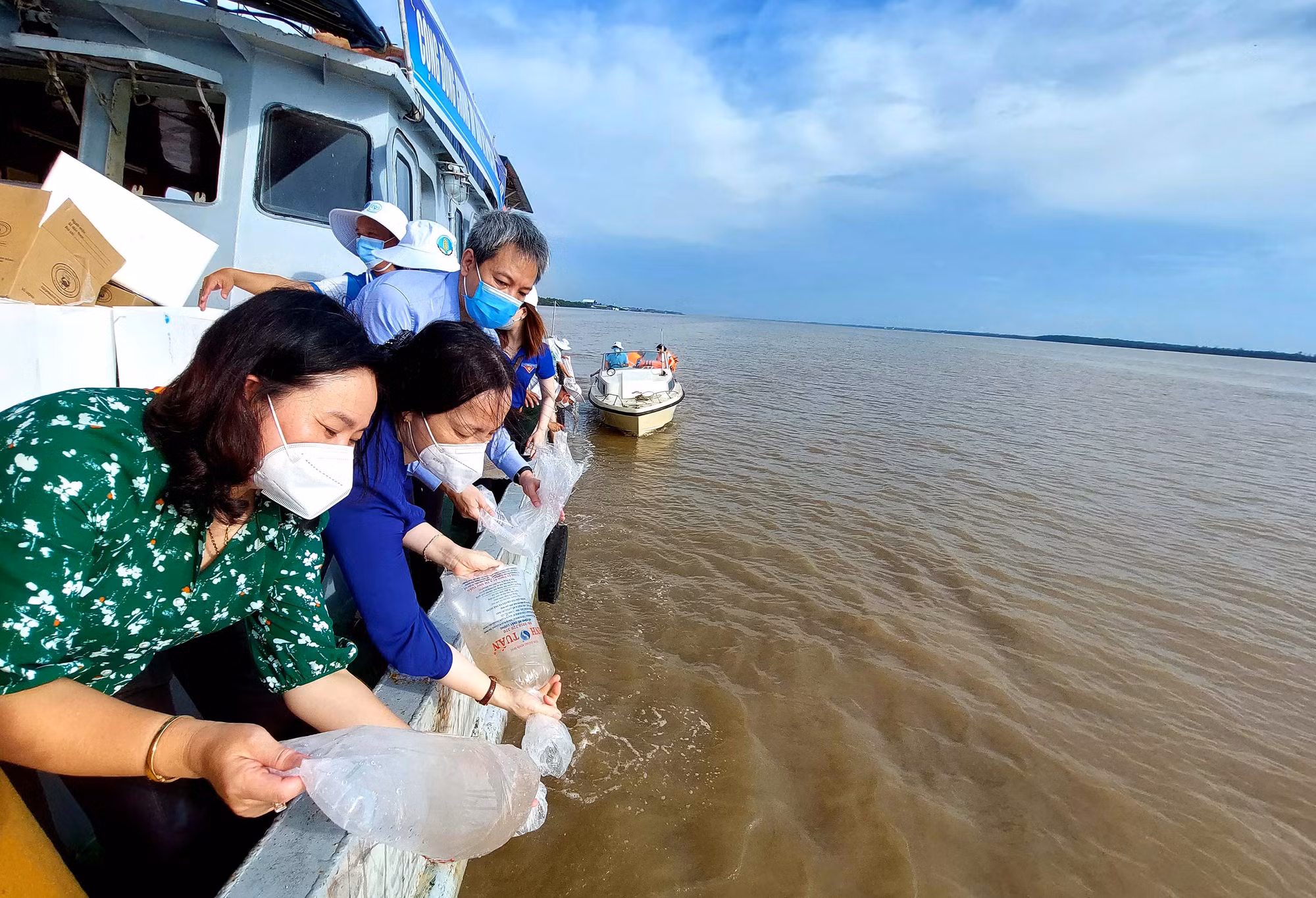 Thả 4,3 triệu tôm, cua giống ra biển -0