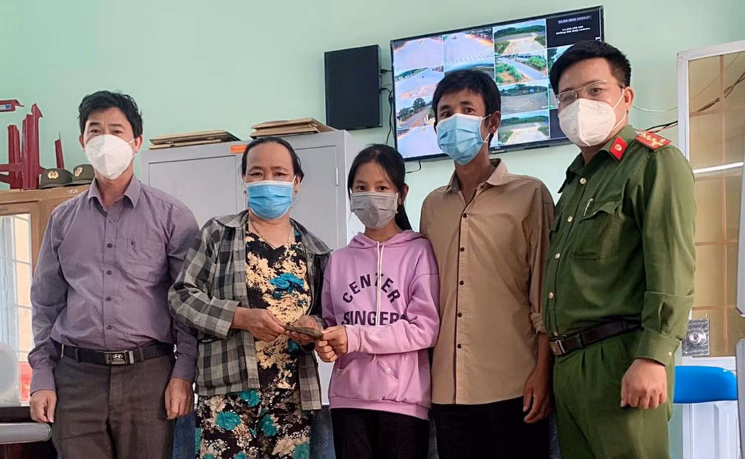 Nữ sinh nghèo nhặt được cọc tiền nhờ Công an xã tìm người đánh rơi -0