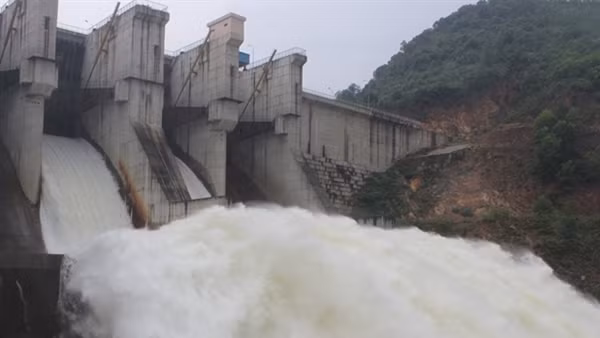 Cẩu kéo hàng chục tàu cá ra khỏi khu vực nguy hiểm ảnh 5