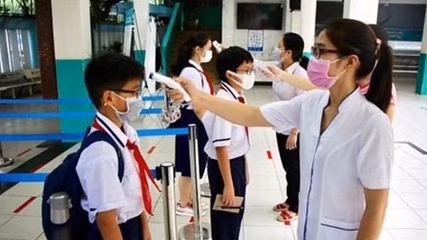 Học sinh tiểu học&nbsp;hào hứng đến trường học trực tiếp ảnh 12