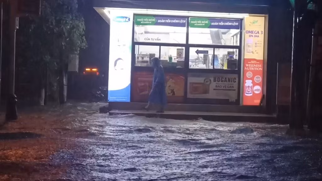 Đà Nẵng: Nhiều tuyến đường ngập sâu trong đêm sau trận mưa lớn -1