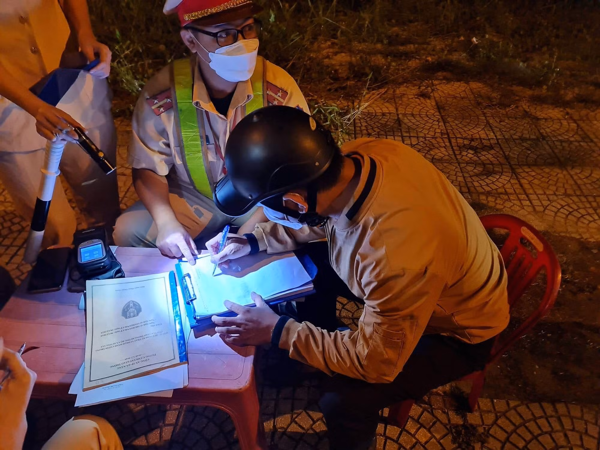 Đà Nẵng: Tài xế có nồng độ cồn kịch khung còn đòi CSGT “gỡ” biên bản phạt -0