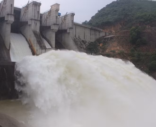 Mưa lớn, hồ thủy điện chứa hơn 820 triệu m3 ở Huế xả nước về hạ du -0