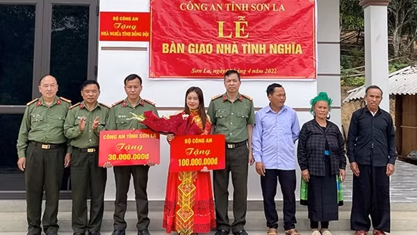 Bàn giao nhà tình nghĩa cho cán bộ Công an có hoàn cảnh khó khăn