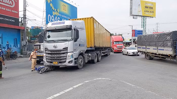 Xe đầu kéo đẩy lê thiếu nữ cùng xe máy hơn 10m trên đường dẫn cao tốc -0