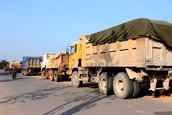 Xe chở quá khổ, quá tải chạy trên tuyến quốc lộ 12A.