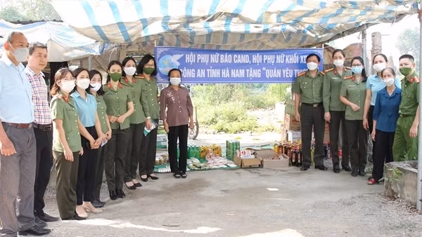 Trao tặng “Quán yêu thương” giúp các gia đình khó khăn từng bước thoát nghèo