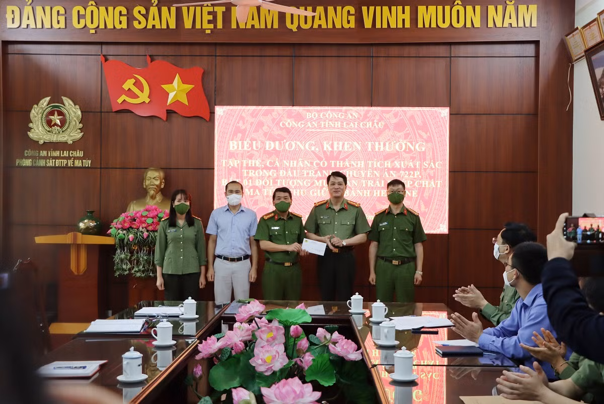 đại tá, ts nguyễn viết giang - giám đốc công an tỉnh biểu dương, khen thưởng lực lượng đấu tranh chuyên án.jpg -0