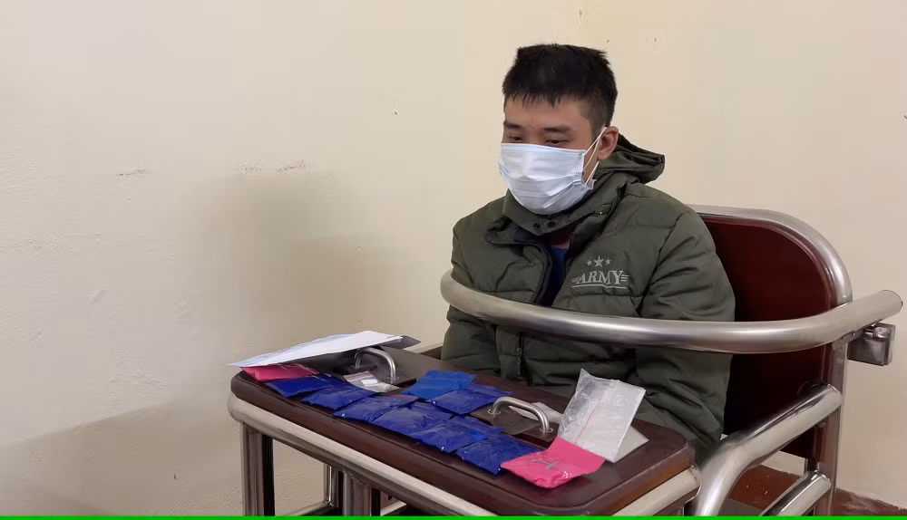 đối tượng phương cùng tang vật tại cơ quan công an.jpg -0