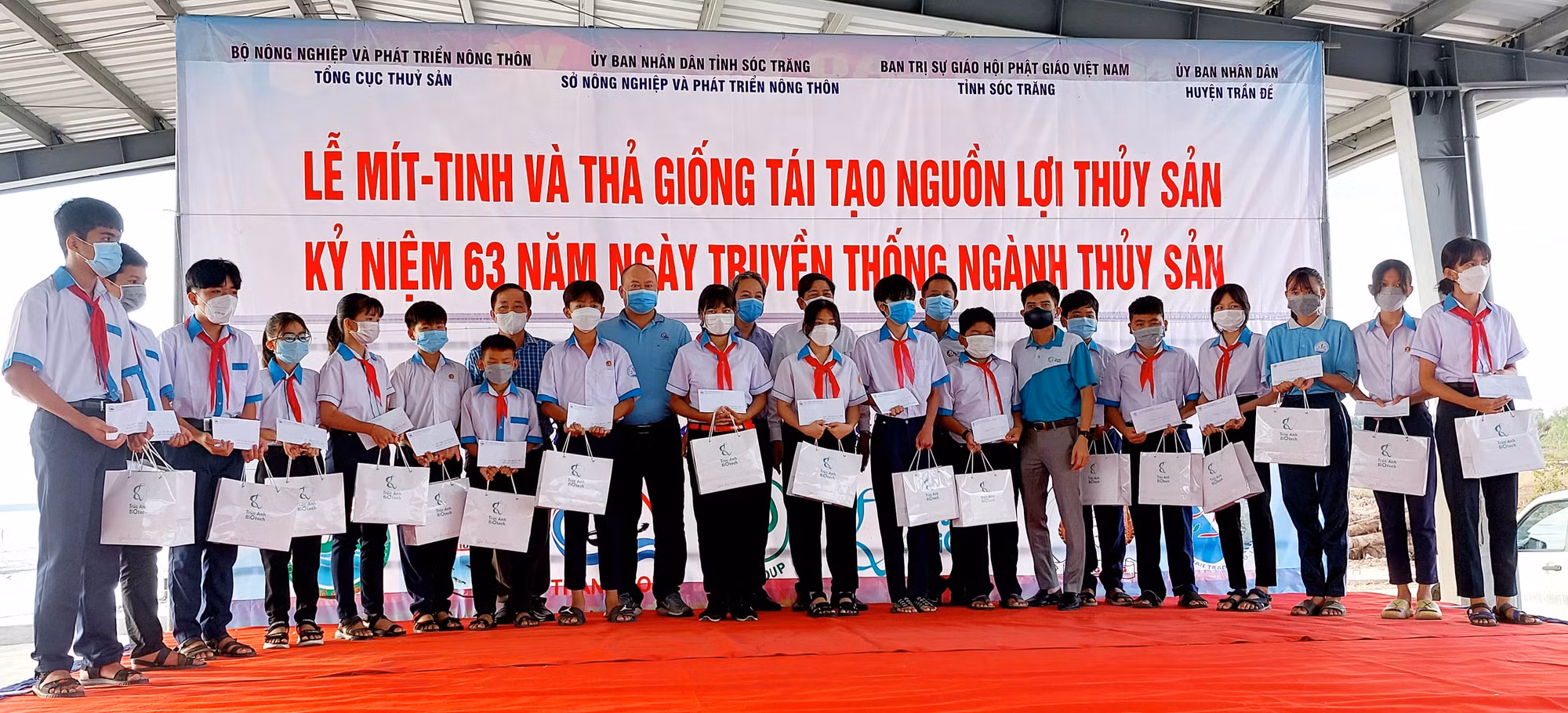 Thả 4,3 triệu tôm, cua giống ra biển -1