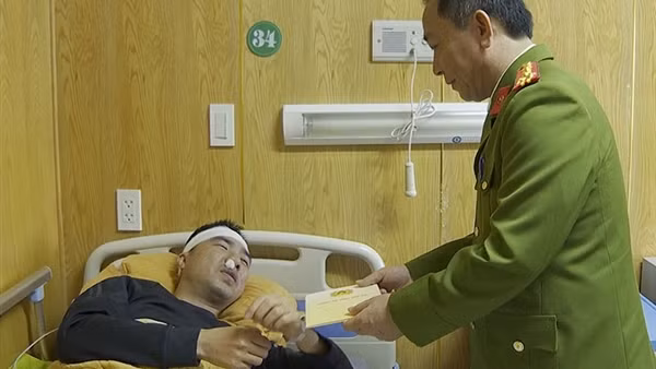 Thăm hỏi, động viên cán bộ CSGT bị thương khi đang làm nhiệm vụ