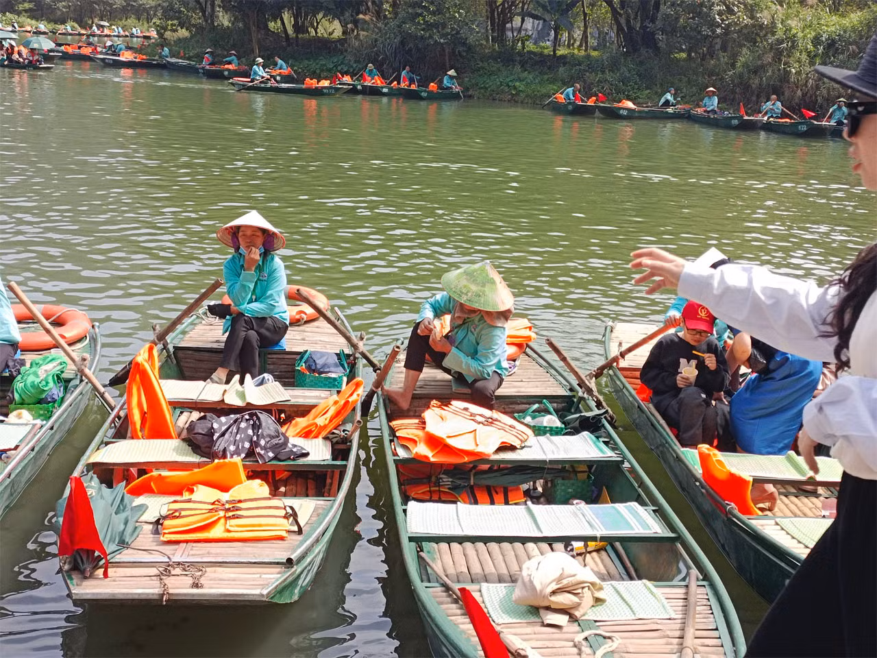 Khách du xuân chen chân chờ hơn 2h để vào Tràng An -4