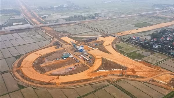 Thi công cao tốc Diễn Châu - Bãi Vọt gặp nhiều khó khăn