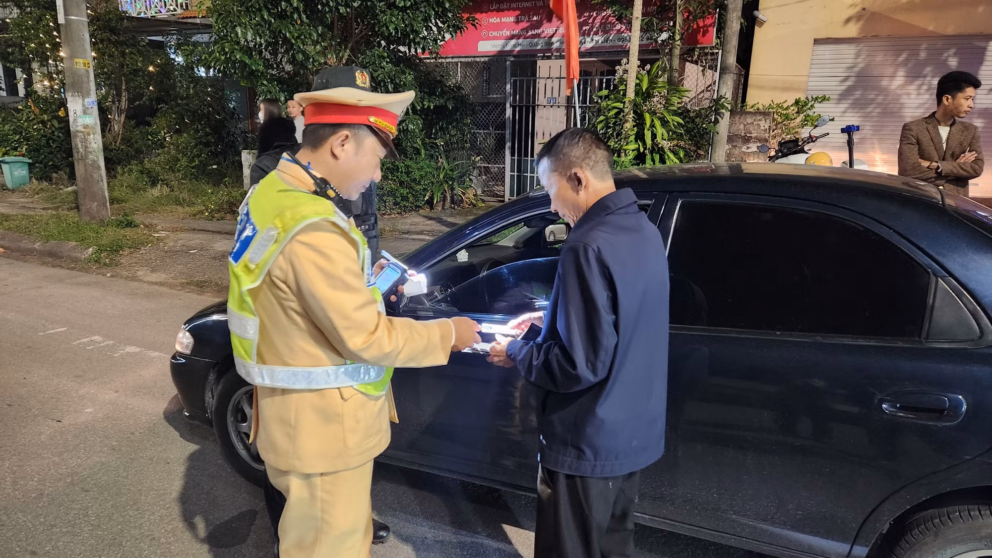 Đo nồng độ cồn “ xuyên đêm, xuyên Tết” -2