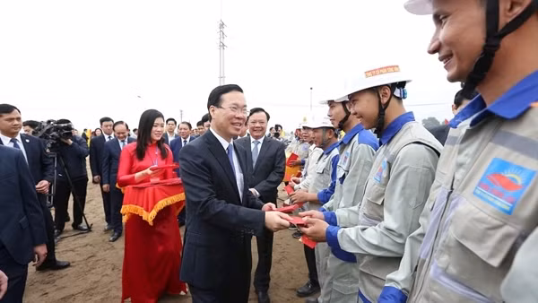 Chủ tịch nước Võ Văn Thưởng kiểm tra thi công Dự án đường Vành đai 4-Vùng Thủ đô