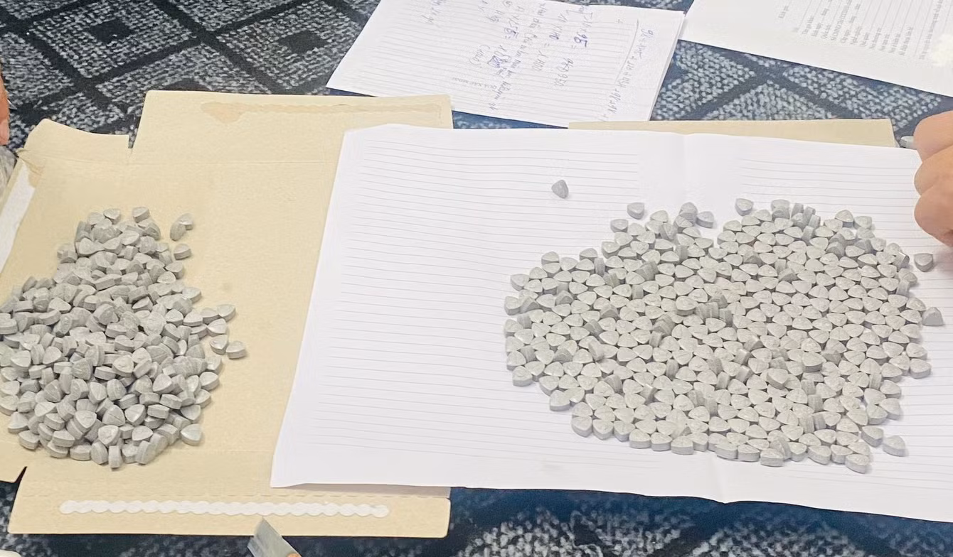 Bắt giữ đối tượng tàng trữ hơn 2 kg ma túy tổng hợp -0