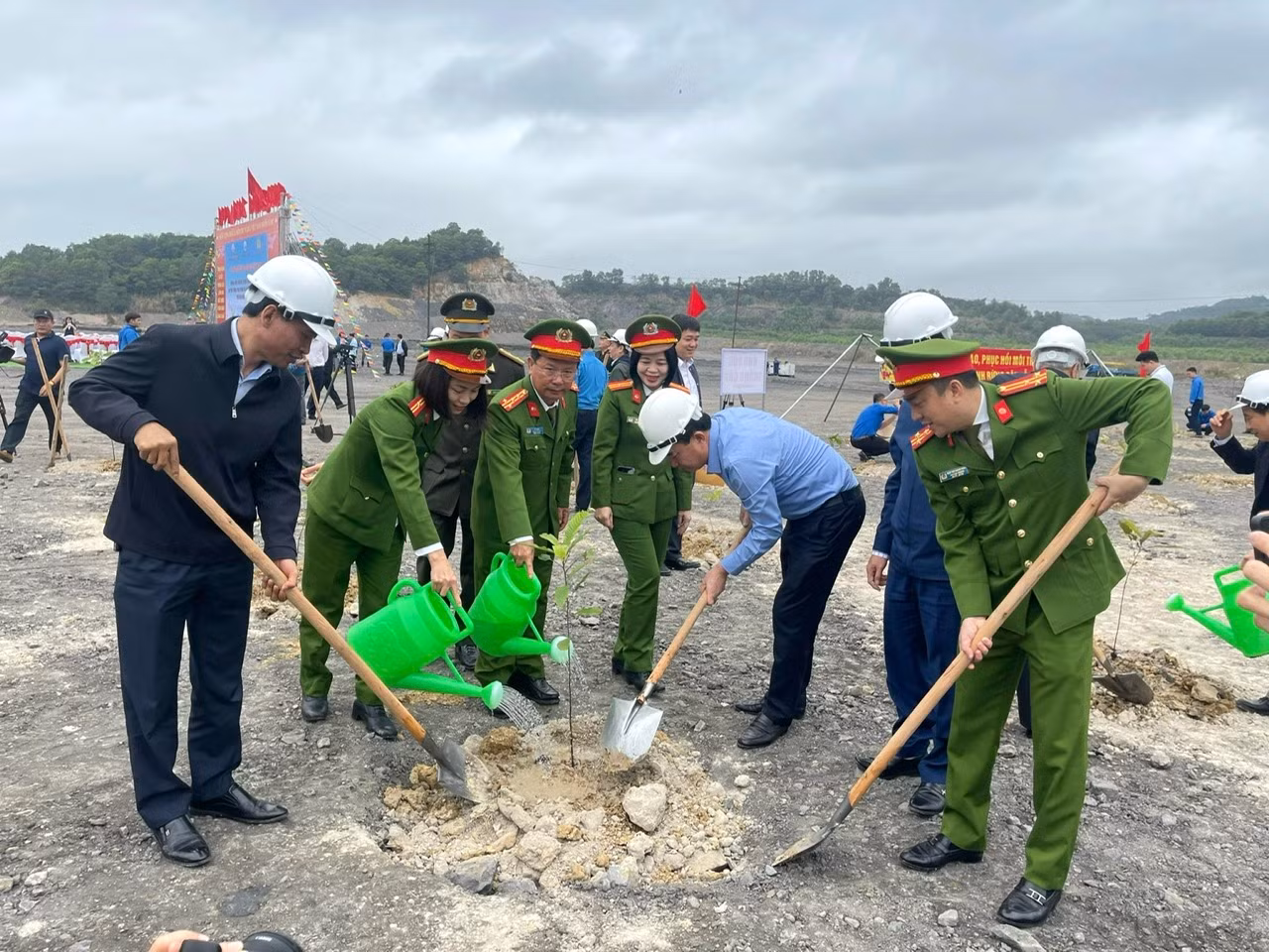 Phát động Tết trồng cây, góp phần bảo vệ môi trường và phủ xanh vùng than Quảng Ninh -0