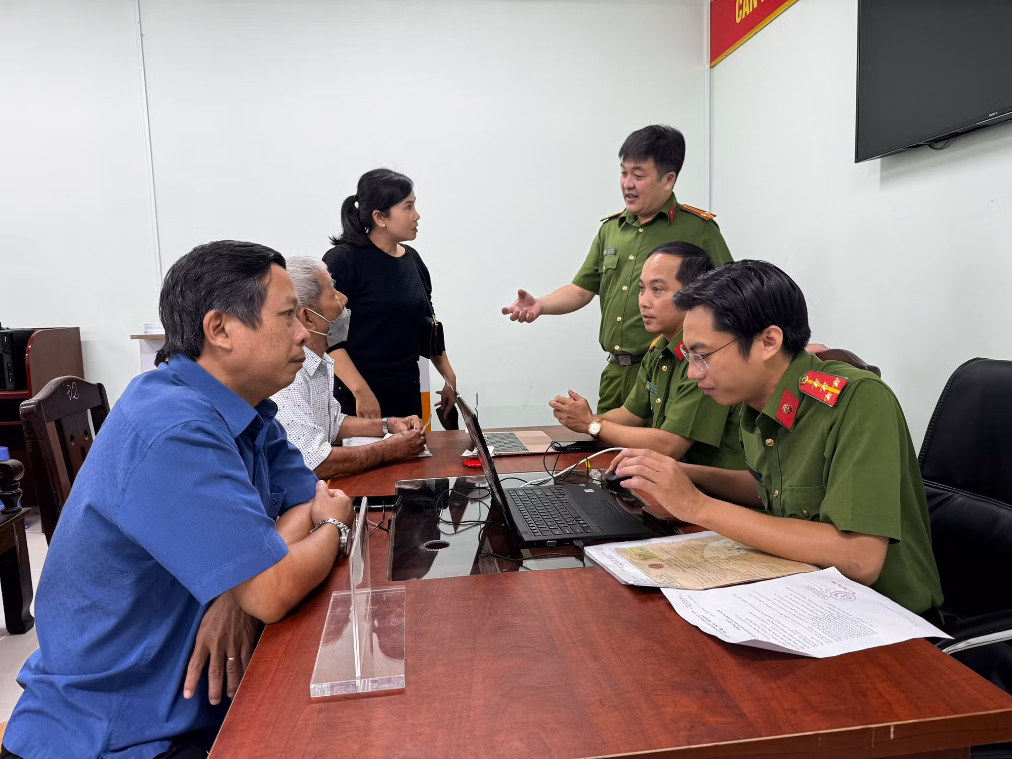 Người dân TP Hồ Chí Minh phấn khởi đi làm căn cước công dân dịp đầu xuân -0