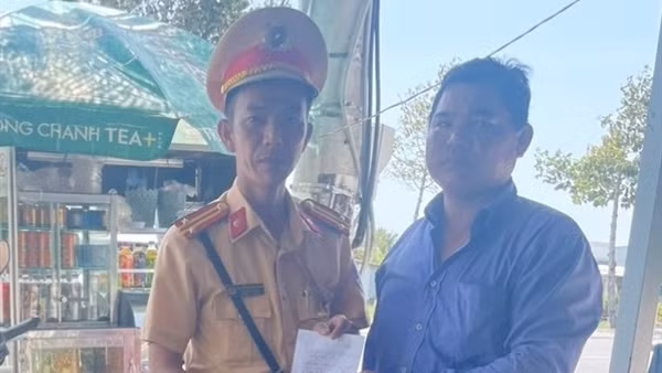 CSGT Công an tỉnh Bạc Liêu đưa người bị tai biến đi cấp cứu kịp thời
