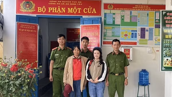 Công an xã tìm lại túi xách của người dân đánh rơi
