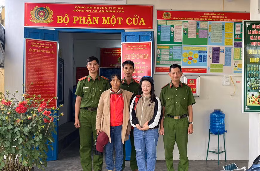 Công an xã An Ninh Tây tìm kiếm túi xách của người dân đánh rơi -0