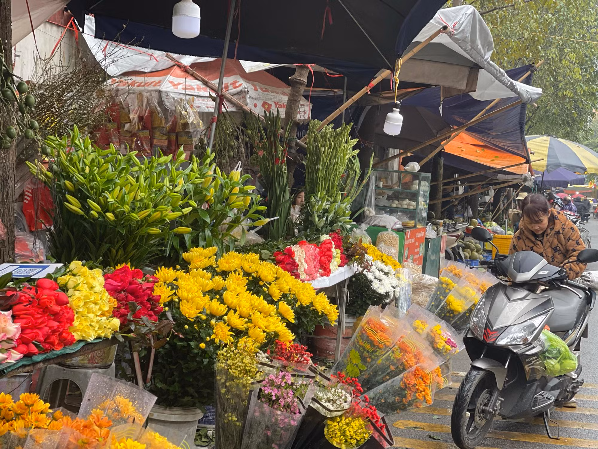 Ngày 30 Tết thị trường vẫn khá nhộn nhịp -0