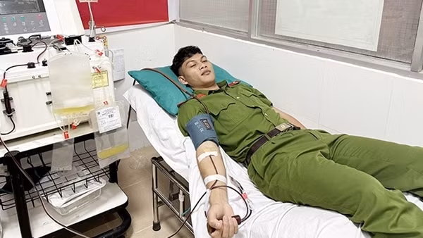Hàng chục Cảnh sát túc trực xuyên Tết hiến máu cứu người