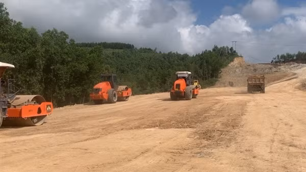 Khí thế sôi động trên công trường cao tốc Bắc - Nam qua Phú Yên