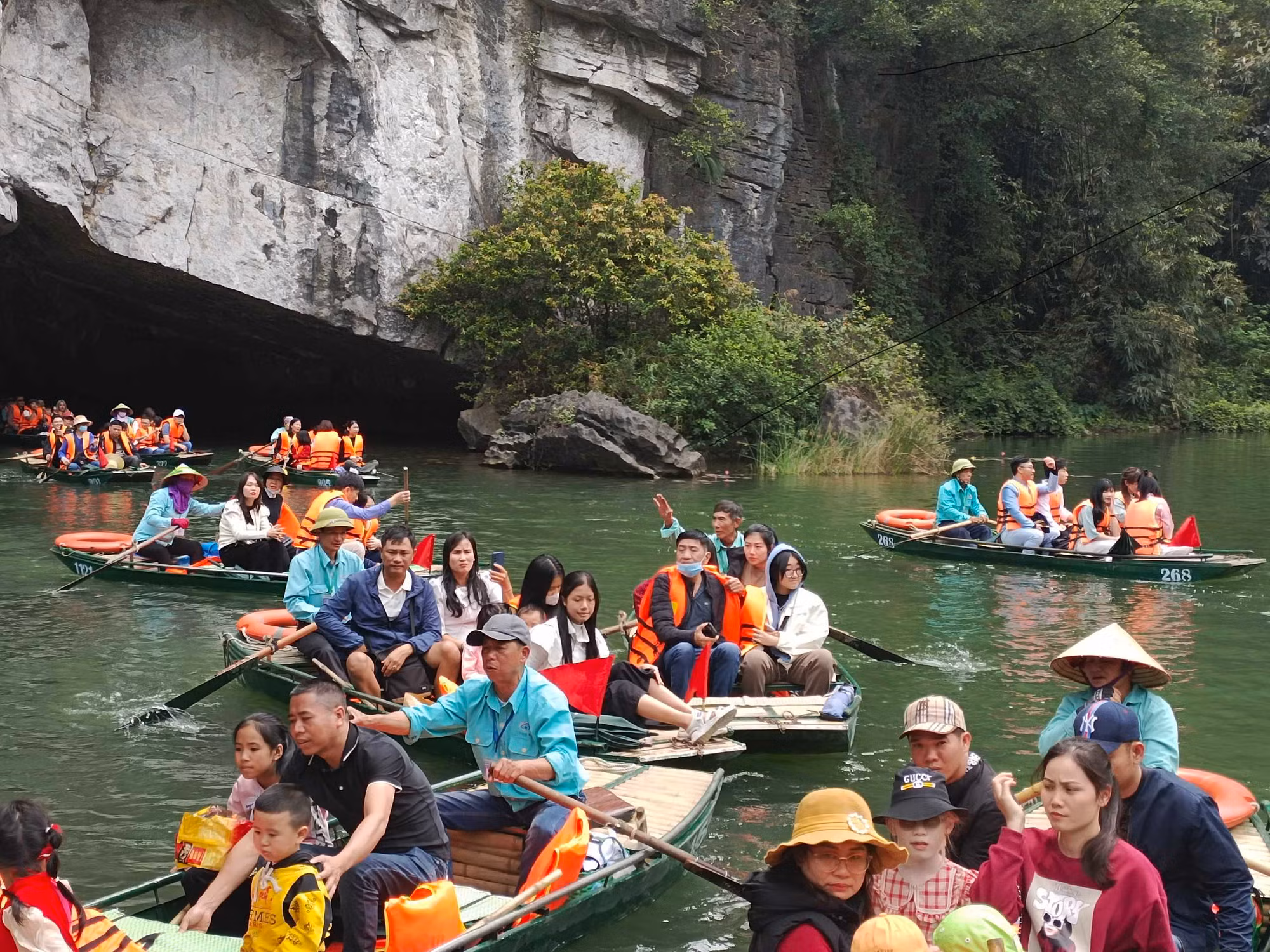 Khách du xuân chen chân chờ hơn 2h để vào Tràng An -0