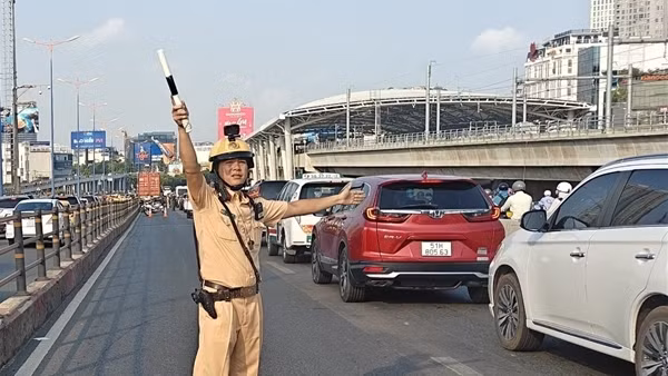 Giao thông ùn ứ kéo dài sau sự cố trên cầu Sài Gòn