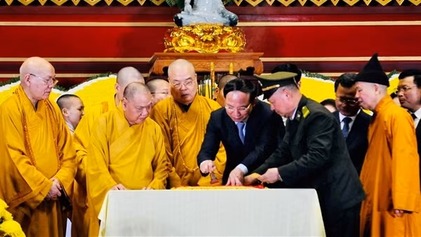 Hàng vạn du khách chiêm bái non thiêng Yên Tử