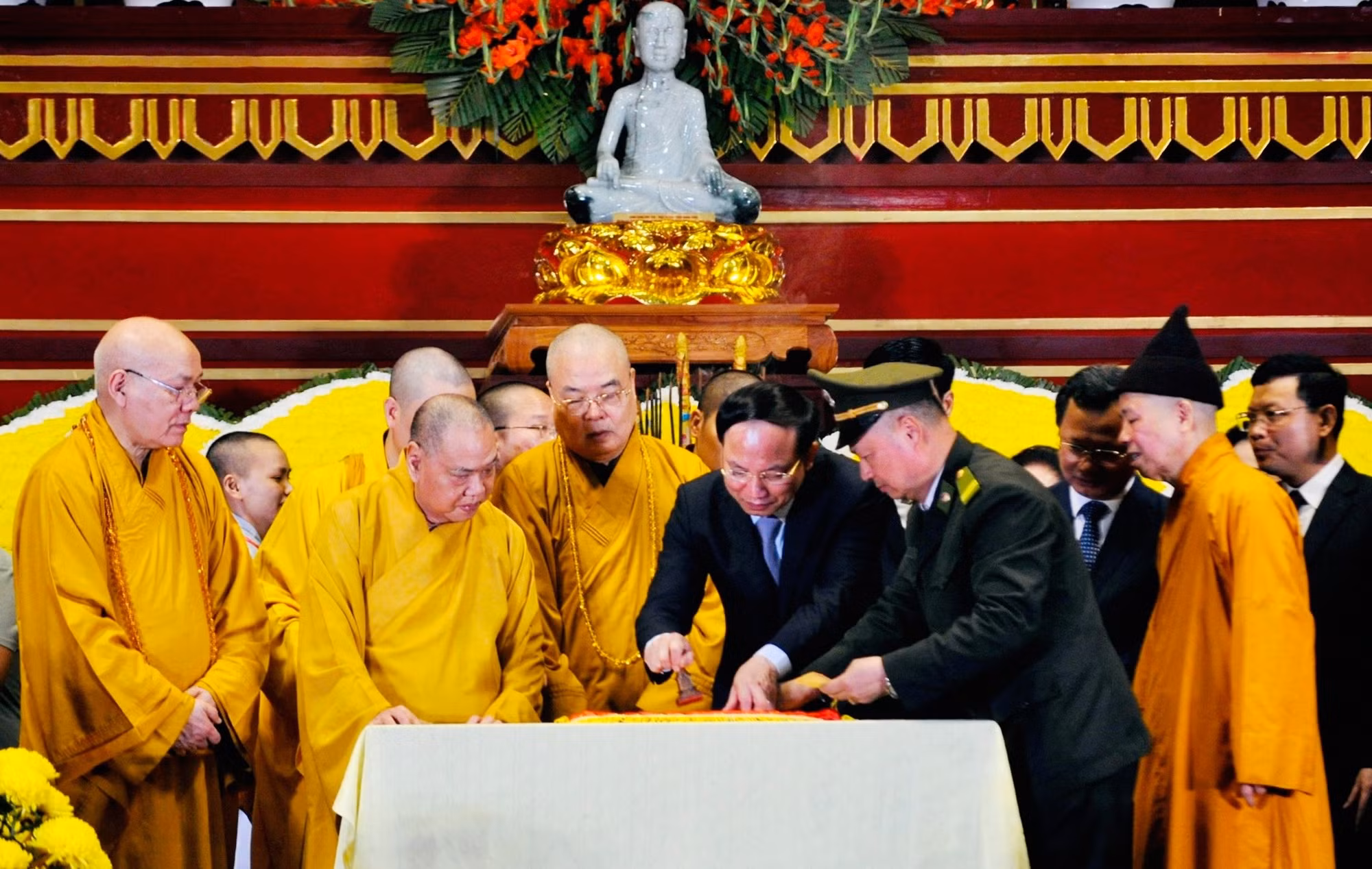 Hàng vạn du khách về khai hội xuân Yên Tử -0