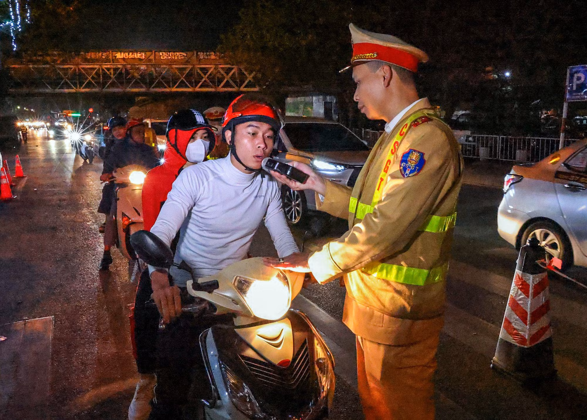 Công an Hà Nội trực Tết không nghỉ, ngăn chặn vi phạm nồng độ cồn -0