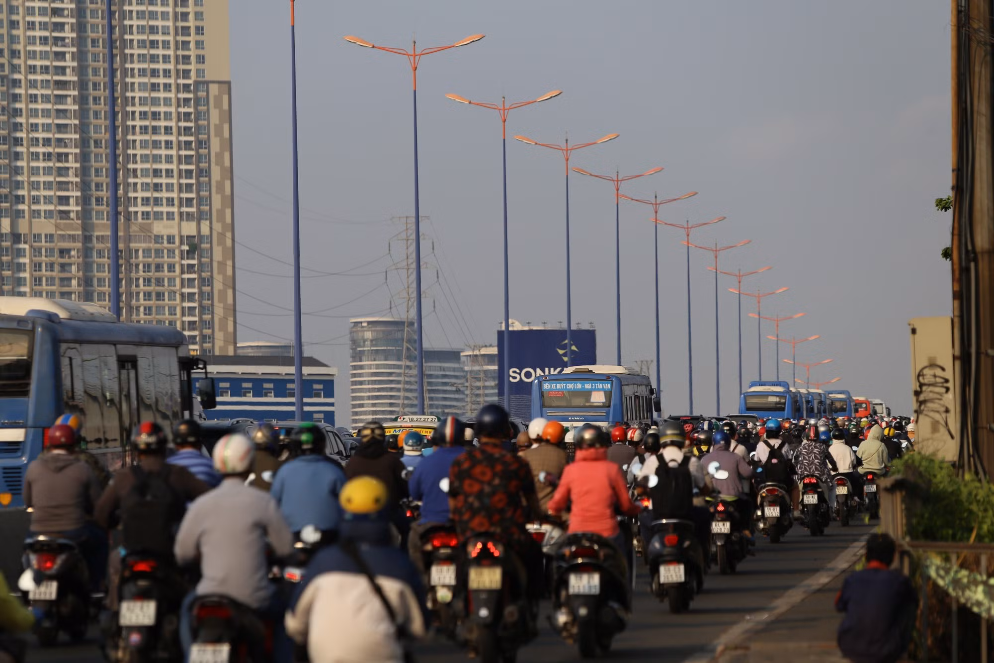 Giao thông ùn ứ kéo dài sau sự cố trên cầu Sài Gòn -0