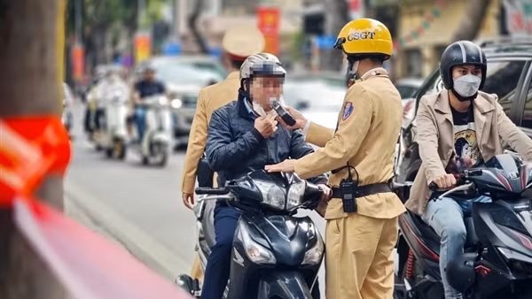 Xử phạt nghiêm các tài xế vi phạm nồng độ cồn khi đi khai Xuân