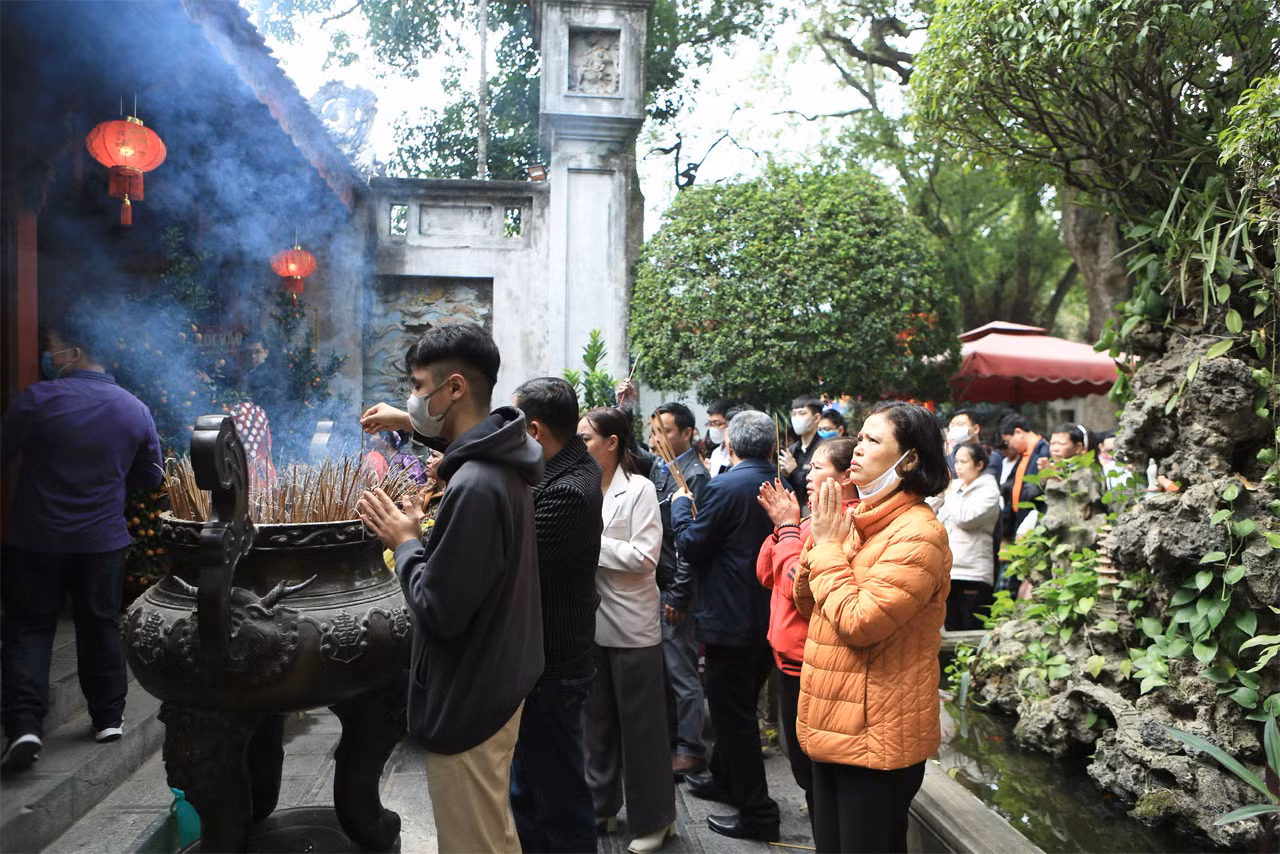 Hà Nội tập nập khách du xuân trong ngày cuối kỳ nghỉ Tết Giáp Thìn 2024 -0