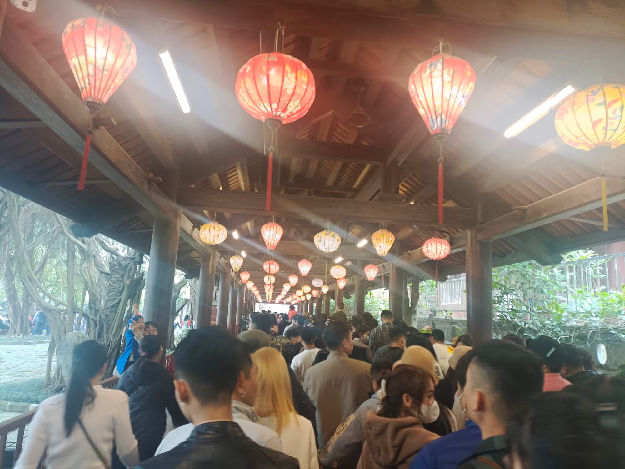 Du khách đổ về Tràng An vãn cảnh, bất chấp sự quá tải -0