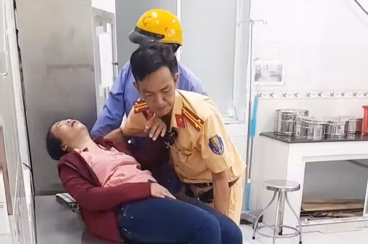 CSGT Công an tỉnh Bạc Liêu đưa người bị tai biến đi cấp cứu kịp thời -0
