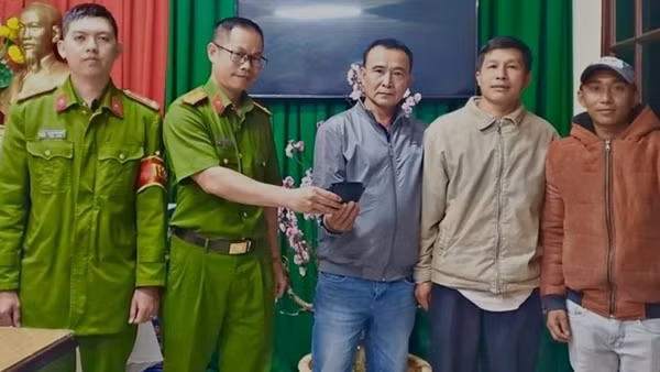 Trả lại tiền và giấy tờ du khách đánh rơi khi du lịch Đà Lạt