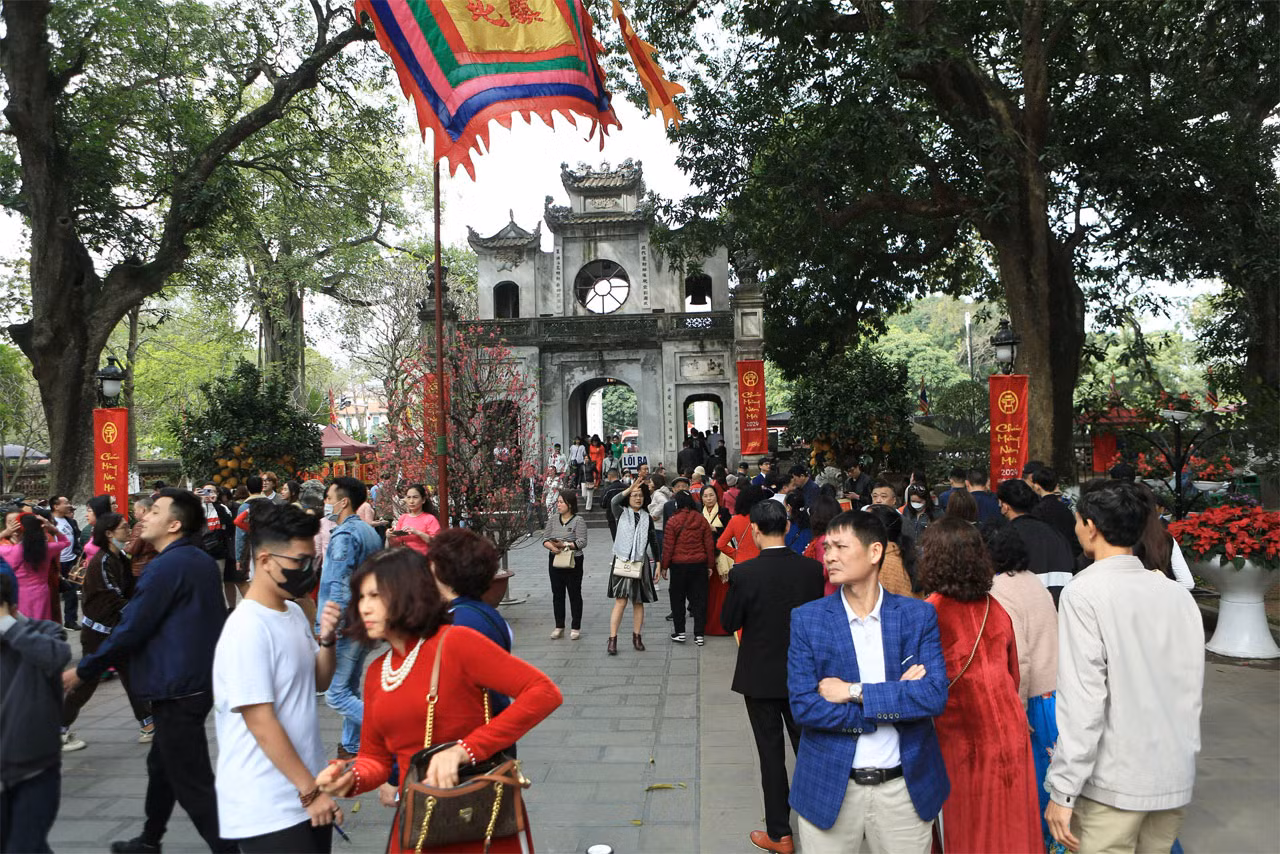 Hà Nội tập nập khách du xuân trong ngày cuối kỳ nghỉ Tết Giáp Thìn 2024 -0