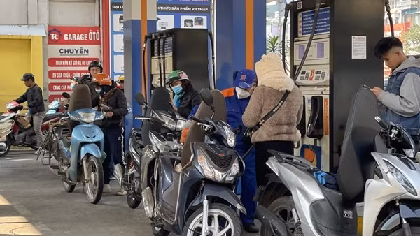Giá xăng dầu đồng loạt tăng mạnh sau Tết