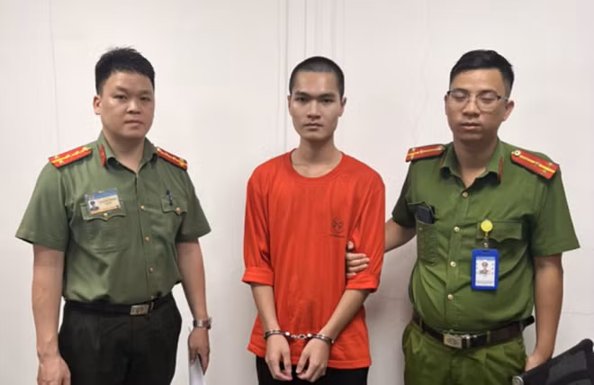 Bắt đối tượng truy nã nhập cảnh về Việt Nam qua sân bay quốc tế Đà Nẵng -0