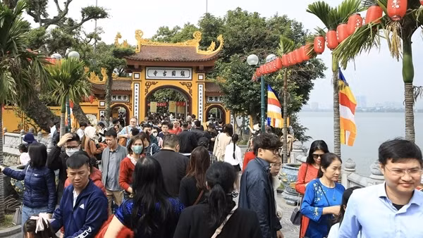 Hà Nội tấp nập khách du xuân trong ngày cuối kỳ nghỉ Tết Giáp Thìn 2024