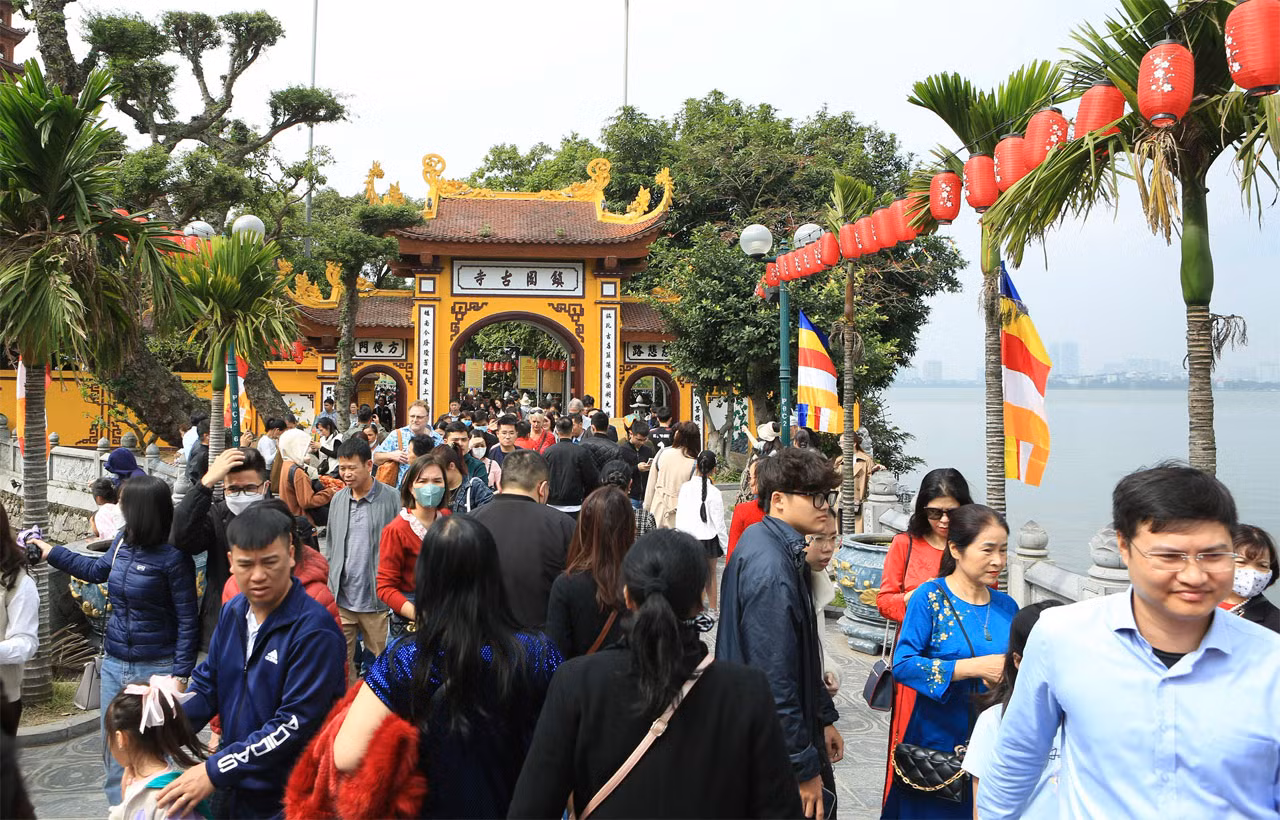 Hà Nội tập nập khách du xuân trong ngày cuối kỳ nghỉ Tết Giáp Thìn 2024 -0