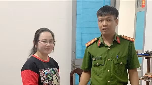 Người phụ nữ cảm ơn Phó Trưởng Công an xã có hành động đẹp